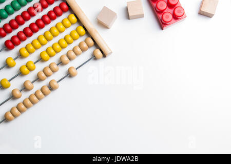 Bunte Abacus Kinder Spielzeug auf weißem Hintergrund Stockfoto