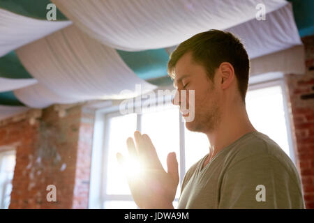 Nahaufnahme des Menschen meditieren im Yogastudio Stockfoto