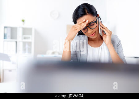 Geschäftsfrau auf Smartphone im Büro anrufen Stockfoto