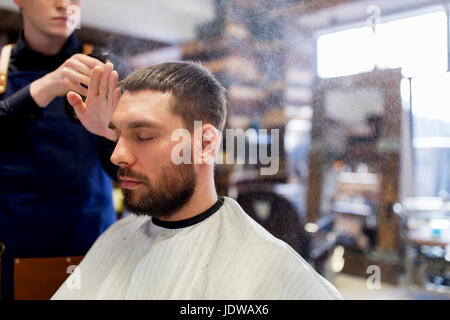 Friseur Styling Spray auf Haarausfall anwenden Stockfoto