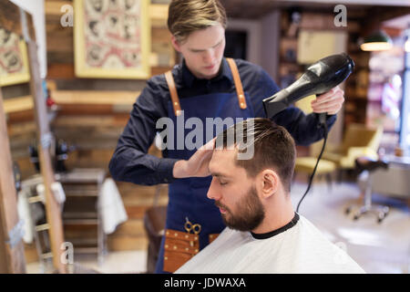 Friseur mit Ventilator trocknen Haarausfall bei barbershop Stockfoto