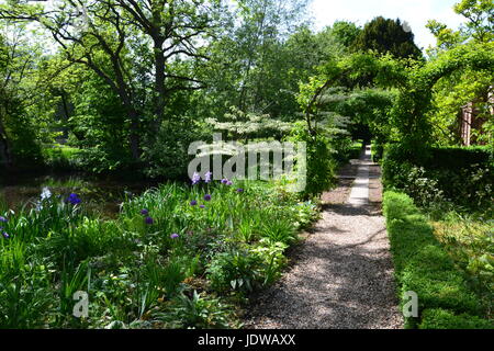 Blick auf den Garten im West Green House Garden in Surrey, Großbritannien Stockfoto