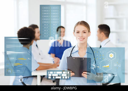 glücklich Arzt mit Zwischenablage im Krankenhaus Stockfoto