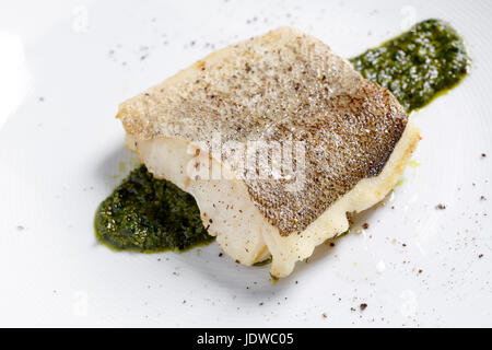 Paniertes Fischfilet, Atlantik Kabeljau mit Rosmarin in weißer Teller Stockfoto