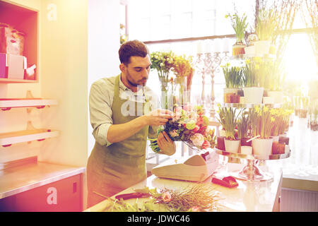 Florist-Mann, der Haufen im Blumenladen Stockfoto