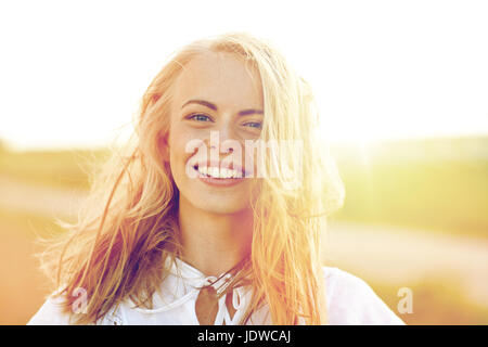 der glückliche junge Frau in weiß Natur hautnah Stockfoto