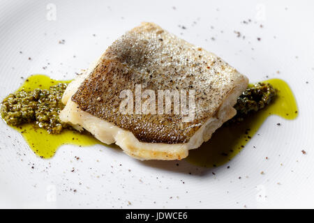 Paniertes Fischfilet, Atlantik Kabeljau mit Rosmarin in weißer Teller Stockfoto
