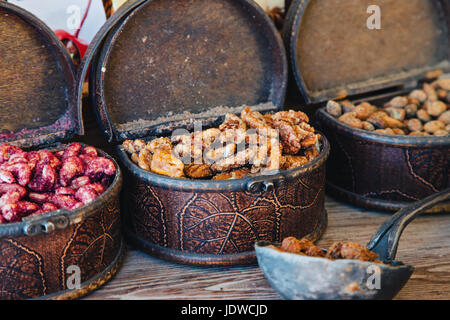 Skandinavische süße. Würzig gebratene Muttern. Tallinn, Estland. Muttern mit Gewürzen skandinavischen Delikatesse. Stockfoto