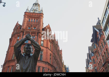 Bronzestatue des Fußball-Manager Brian Clough von Les Johnson, Nottingham, Nottinghamshire, East Midlands, England Stockfoto