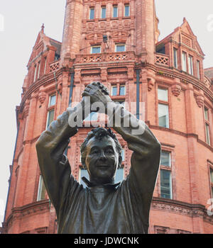 Bronzestatue des Fußball-Manager Brian Clough von Les Johnson, Nottingham, Nottinghamshire, East Midlands, England Stockfoto