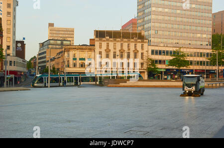 Straßenreinigung Fahrzeug in Old Market Square in der Morgendämmerung, Nottingham, Nottinghamshire, East Midlands, England Stockfoto