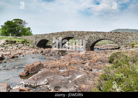 Sligachan alten Brücke in den bewölkten Tag. Isle Of Skye. Schottland-Landschaft. Stockfoto