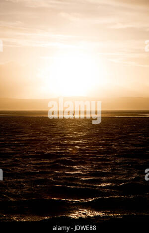 Die Leute laufen um den Marine Lake in West Kirby - Sunset HDR Stockfoto