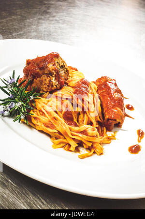 Fettuccine all'abruzzese: reichen leckere hausgemachte frische Pasta-Teller mit Fleisch Brötchen, Speck und Tomatensauce Stockfoto