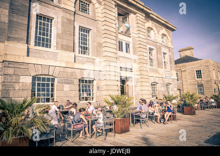 Alfresco Diners genießen, Essen und Trinken im Sonnenschein. Blumen Pflanzer und Tische und Stühle draußen Prezzo Restaurant in Royal William Yard, Plymouth Stockfoto