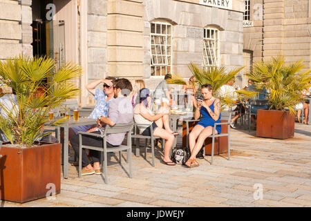Alfresco Diners genießen, Essen und Trinken im Sonnenschein. Blumen Pflanzer und Tische und Stühle draußen Prezzo Restaurant in Royal William Yard, Plymouth Stockfoto