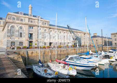 Alfresco Diners genießen, Essen und Trinken im Sonnenschein. Blumen Pflanzer und Tische und Stühle draußen Prezzo Restaurant in Royal William Yard, Plymouth Stockfoto