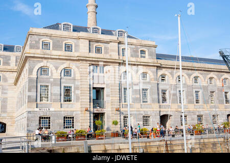 Alfresco Diners genießen, Essen und Trinken im Sonnenschein. Blumen Pflanzer und Tische und Stühle draußen Prezzo Restaurant in Royal William Yard, Plymouth Stockfoto