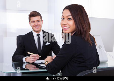 Geschäftskollegen diskutieren über Dokument in treffen Stockfoto