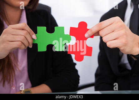 Bild Hände Beitritt Puzzleteile beschnitten Stockfoto