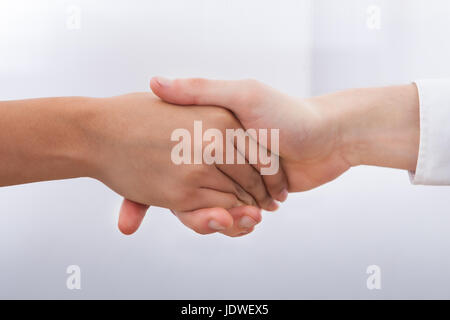 Bild von Geschäftsleuten Händeschütteln an Rezeption beschnitten Stockfoto