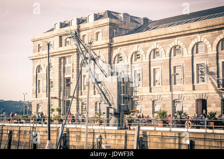 Alfresco Diners genießen, Essen und Trinken im Sonnenschein. Blumen Pflanzer und Tische und Stühle draußen Prezzo Restaurant in Royal William Yard, Plymouth Stockfoto