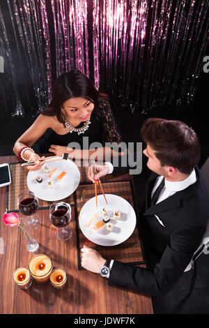 Erhöhte Ansicht lieben junge Paare Mahlzeit am Tisch im restaurant Stockfoto