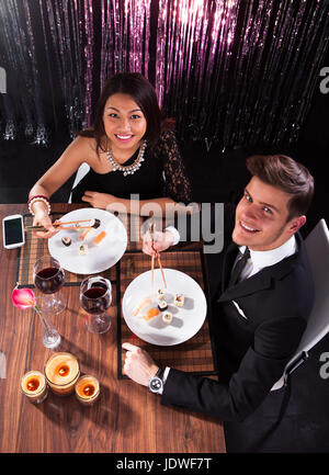 Erhöhte Ansicht lieben junge Paare Mahlzeit am Tisch im restaurant Stockfoto