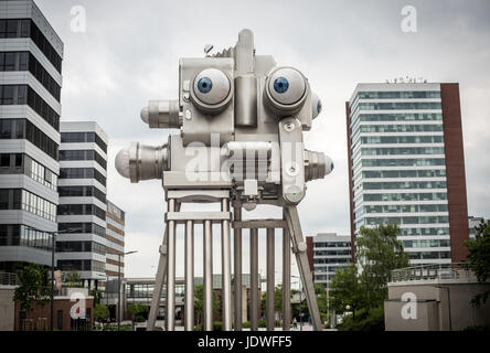 Prager Skulptur. Public Art alle Augen auf mich. Roboter, Androiden und Big Brother. Die Zukunft der Tschechischen Republik. Grauer Himmel. Das städtische Leben. Stockfoto