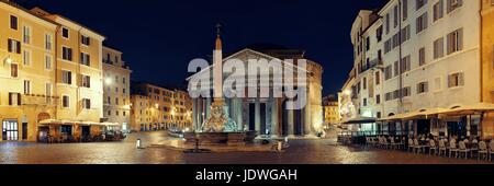 Pantheon bei Nacht Panorama Blick auf die Straße. Es ist eine der am besten erhaltenen antiken römischen Bauwerke in Rom, Italien. Stockfoto