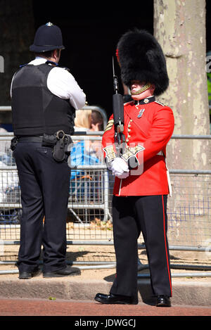 1. Bataillon Coldstream Guard entlang der Route der Trooping the Colour 2017 in der Mall, London, Großbritannien Stockfoto