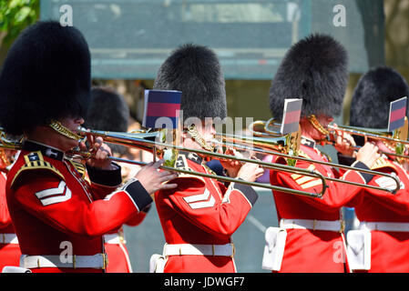 Band der Walisischen Garde bei Trooping the Colour 2017 in der Mall, London, Großbritannien Stockfoto
