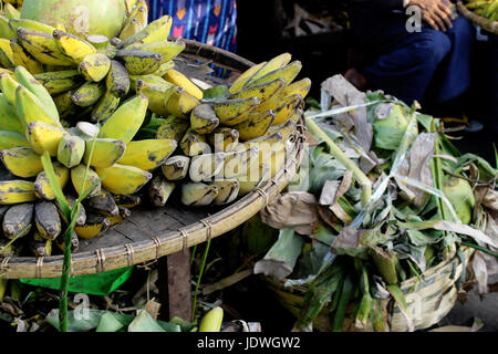 Zegyo Markt/Mandalay - Myanmar 22. Januar 2016: Bananen und junge Kokosnüsse auf dem Zegyo Markt. Stockfoto