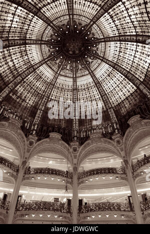PARIS, Frankreich - Mai 13: Galeries Lafayette Innenansicht auf 13. Mai 2015 entworfen vom Architekten Georges Chedanne sowie das berühmte Kaufhaus, es Stockfoto