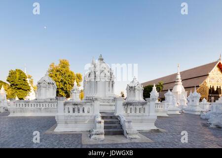 Schöne buddhistische Wat Suandok weißen Tempel in Chiang Mai im Norden Thailands. Stadtbild mit alten Religion Architektur in Südost-Asien. Stockfoto