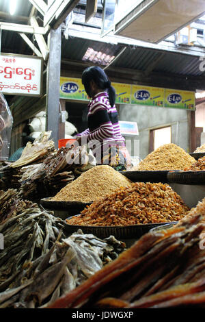 Zegyo Markt/Mandalay - Myanmar 22. Januar 2016: Stand auf der indoor-Bereich des Zegyo Markt verkauft getrockneten Fisch und Verkrustungen. Stockfoto