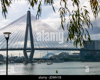 ANZAC Bridge und die Harbour Bridge, betrachtet von Glebe Point, Sydney, New South Wales, Australien, Wintersonne Stockfoto