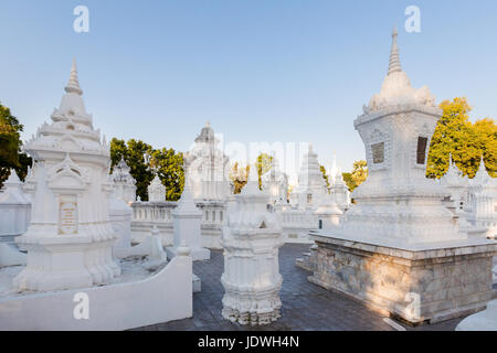 Schöne buddhistische Wat Suandok weißen Tempel in Chiang Mai im Norden Thailands. Stadtbild mit alten Religion Architektur in Südost-Asien. Stockfoto