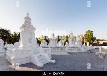 Schöne buddhistische Wat Suandok weißen Tempel in Chiang Mai im Norden Thailands. Stadtbild mit alten Religion Architektur in Südost-Asien. Stockfoto