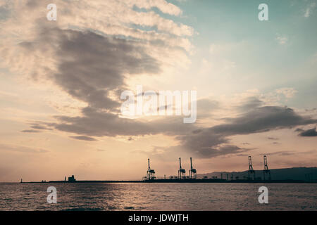 Osaka Hafen mit Kran Silhouette bei Sonnenuntergang. Japan. Stockfoto