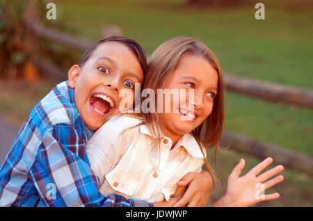 Schen Bruder ärgerlich Schwesterchen Stockfoto