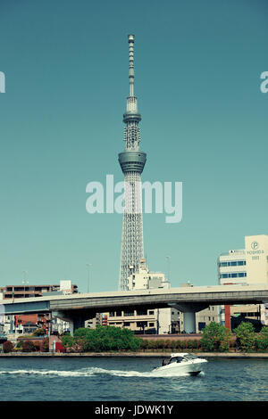 TOKYO, JAPAN - Mai 15: Skytree als das Wahrzeichen der Stadt am 15. Mai 2013 in Tokio. Tokio ist die Hauptstadt von Japan und der bevölkerungsreichsten Ballungsraum in Stockfoto