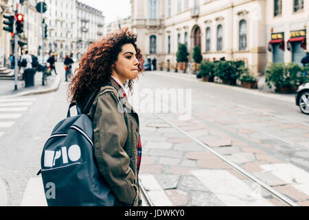 Schöne junge Frau mixed Race Walking im Freien in der Stadt - immer weg von alles, Frauenpower, heitere Konzept Stockfoto