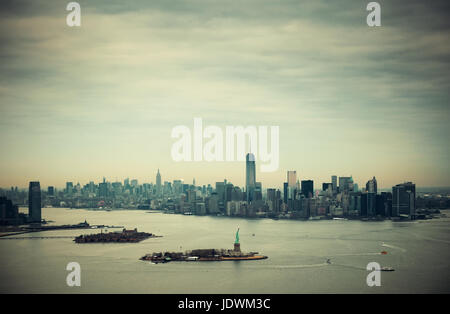 New York City Manhattan Luftbild mit Innenstadt von Wolkenkratzern und Freiheitsstatue Stockfoto