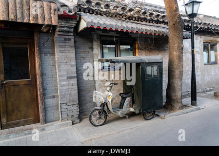 Autorikscha parkte vor Haus, Nanluoguxiang, Nachbarschaft mit vielen typischen engen Gassen bekannt als Hutong, Peking, China Stockfoto