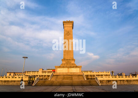 Einzelnen Soldaten stand stolz vor dem Denkmal für der Menschen Helden, Platz des himmlischen Friedens, Peking, China Stockfoto