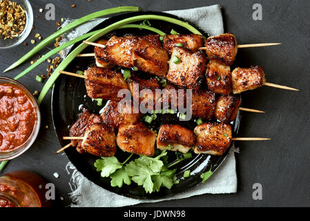 Schweinefleisch-Spieße, Bbq Fleisch auf Teller, Ansicht von oben Stockfoto