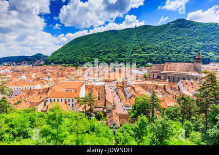 Brasov, Transylvania. Rumänien. Panoramablick auf die Altstadt und Tampa Berg. Stockfoto