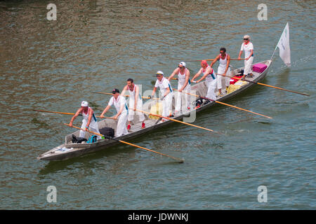 Venedig - 6. Juni 2017.  Ruderer erreichen den Kanal Canaregio während der 43. Vogalonga, einer nicht kompetitiver Regatta in Venedig, Italien. Stockfoto