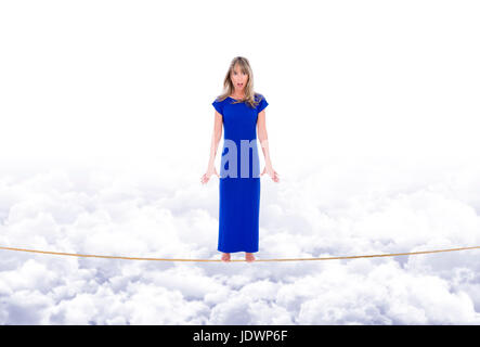 Mädchen, ängstlich und besorgt, in den Himmel über den Wolken ausgestreckt Schaukeln am Seil Stockfoto